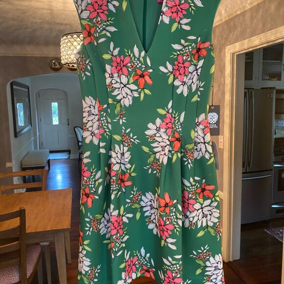 NWT Vince Camuto Green Floral Scuba Knit Fit & Flare Dress. Size 6 - Picture 2 of 15